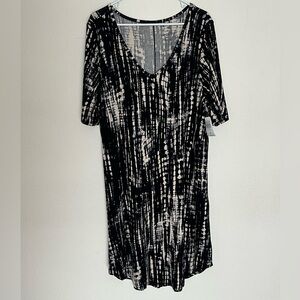 Torrid size 2 black tie dye shorts sleeve dress.